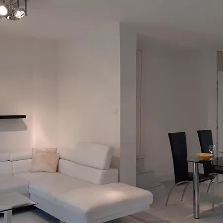 Apartment T8 *