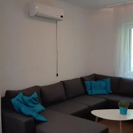 Apartment T8 *