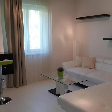 Apartment T8 *