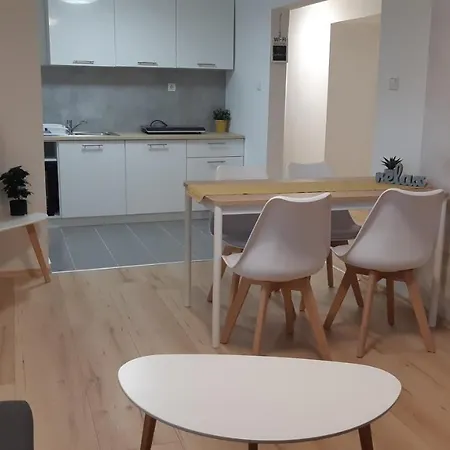Apartment T8 *